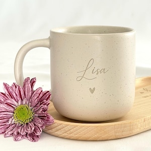 Detailaufnahme des Buchenholz-Tabletts mit feiner Gravur. Lebensmittelecht, geölt und handgefertigt. Perfekt für personalisierte Geschenke, Freundschaft oder besondere Anlässe. Steingut Tasse. Personalisierte Geschenke