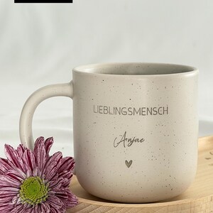 Komplettes Set: gravierte Tasse mit Name und Holztablett aus Buchenholz auf Holztisch. Perfektes Deko- und Geschenkset für Zuhause, Büro oder Küche. Handgefertigt und mit Liebe personalisiert.