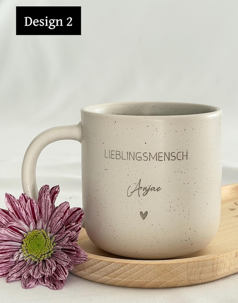 Komplettes Set: gravierte Tasse mit Name und Holztablett aus Buchenholz auf Holztisch. Perfektes Deko- und Geschenkset für Zuhause, Büro oder Küche. Handgefertigt und mit Liebe personalisiert.