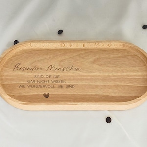 Handgefertigtes Buchenholz-Tablett mit Kerzenhalter, ideal für Tischdekoration und als Geschenk für besondere Anlässe. Die Hartwachs-Beschichtung schützt das Holz vor Kratzern und sorgt für einfache Pflege, perfekt als stilvolles Accessoire im Zuhause. Steingut Tasse. Personalisierte Geschenke