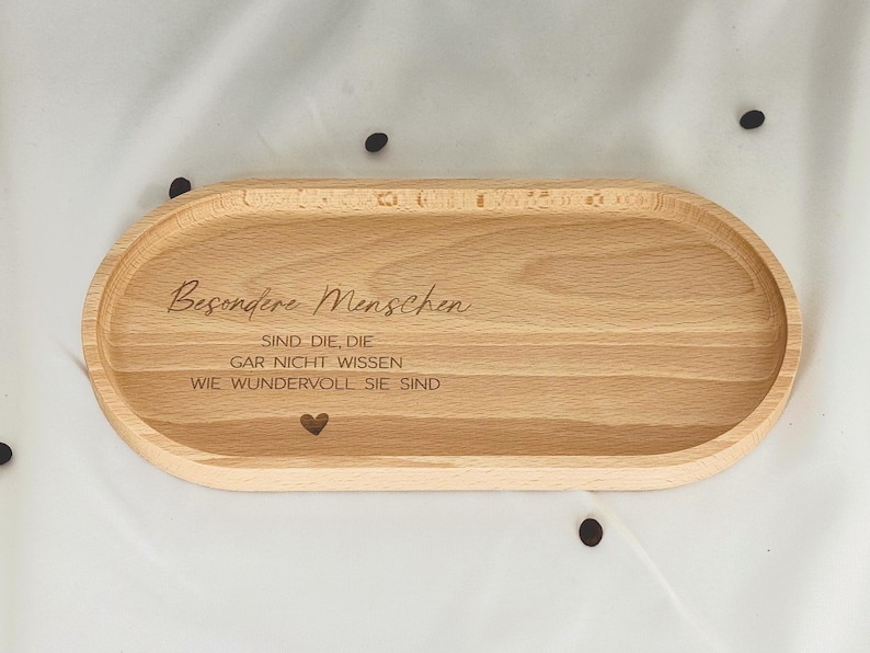 Handgefertigtes Buchenholz-Tablett mit Kerzenhalter, ideal für Tischdekoration und als Geschenk für besondere Anlässe. Die Hartwachs-Beschichtung schützt das Holz vor Kratzern und sorgt für einfache Pflege, perfekt als stilvolles Accessoire im Zuhause. Steingut Tasse. Personalisierte Geschenke