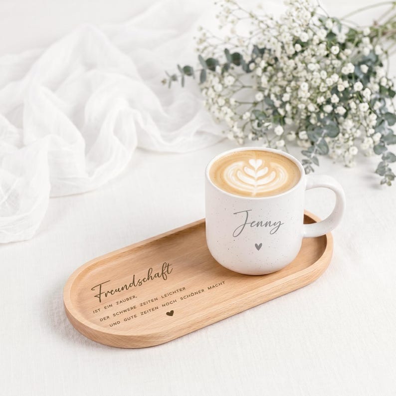 Personalisierte Tasse mit Name und Holztablett – stilvolles Geschenkset für Freundin oder Kollegin. Keramiktasse in Beige mit gesprenkeltem Muster, kombiniert mit graviertem Buchenholz-Tablett. Perfekt als Geburtstagsgeschenk, Weihnachtsgeschenk oder liebevolles Mitbringsel für besondere Menschen. Steingut Tasse. Personalisierte Geschenke