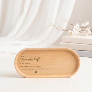 Handgefertigtes Buchenholz-Tablett mit Kerzenhalter, ideal für Tischdekoration und als Geschenk für besondere Anlässe. Die Hartwachs-Beschichtung schützt das Holz vor Kratzern und sorgt für einfache Pflege, perfekt als stilvolles Accessoire im Zuhause. Steingut Tasse. Personalisierte Geschenke