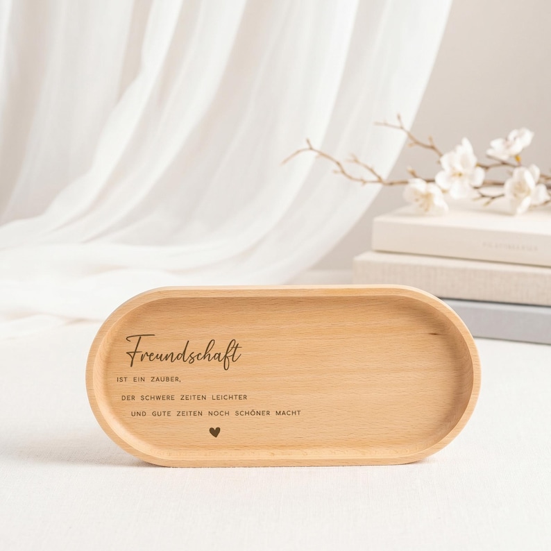 Handgefertigtes Buchenholz-Tablett mit Kerzenhalter, ideal für Tischdekoration und als Geschenk für besondere Anlässe. Die Hartwachs-Beschichtung schützt das Holz vor Kratzern und sorgt für einfache Pflege, perfekt als stilvolles Accessoire im Zuhause. Steingut Tasse. Personalisierte Geschenke