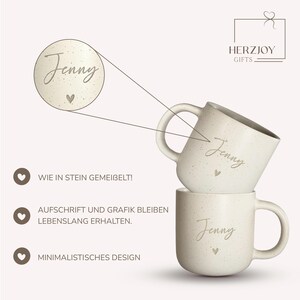 Personalisierte Keramiktasse mit Namen wird in der Hand gehalten – beige, gesprenkelt, 360 ml. Ideal für gemütliche Morgenmomente mit Kaffee oder Tee. Perfektes Geschenk für Freundin, Frau oder Kollegin. Emotionales Produktfoto mit Fokus auf Individualität und Wärme – für besondere Menschen, Abschiede oder kleine Freuden im Alltag. Steingut Tasse . Geschenk für Herzensmensch und Lieblingsmensch