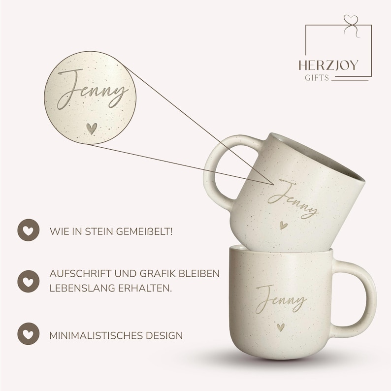 Personalisierte Keramiktasse mit Namen wird in der Hand gehalten – beige, gesprenkelt, 360 ml. Ideal für gemütliche Morgenmomente mit Kaffee oder Tee. Perfektes Geschenk für Freundin, Frau oder Kollegin. Emotionales Produktfoto mit Fokus auf Individualität und Wärme – für besondere Menschen, Abschiede oder kleine Freuden im Alltag. Steingut Tasse . Geschenk für Herzensmensch und Lieblingsmensch