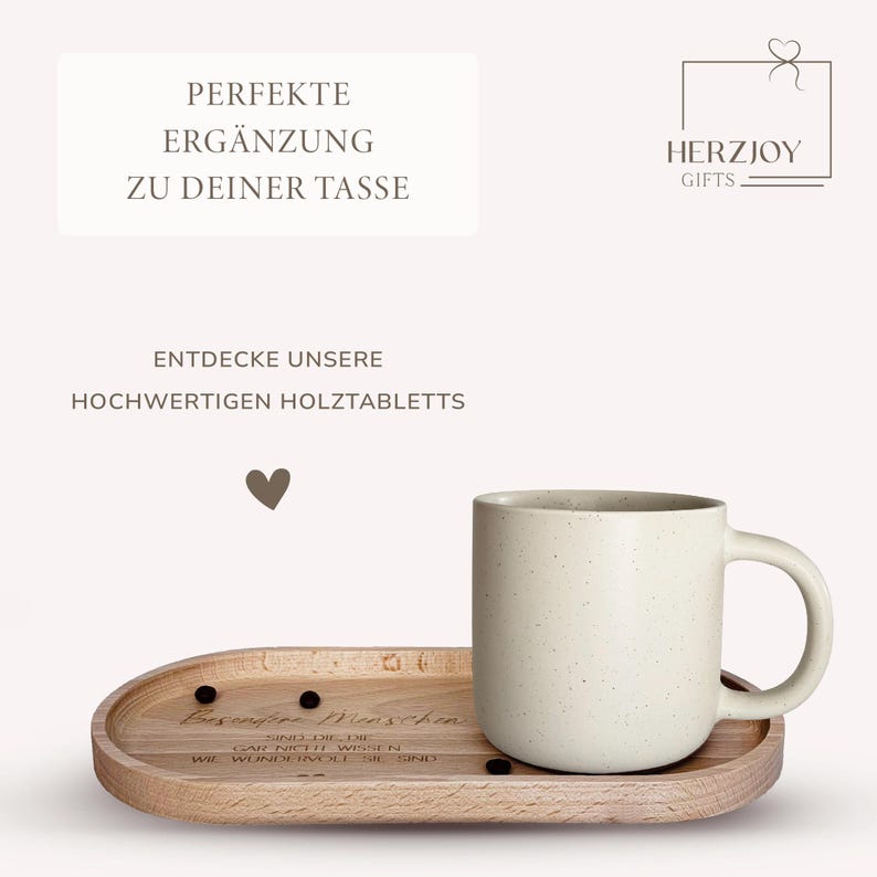 Keramiktasse mit Namensgravur auf Tablett, serviert auf einem gedeckten Frühstückstisch. Passend für den Alltag oder als besonderes Geschenk zu Feierlichkeiten. Für Familie, Freund:innen oder Kolleg:innen. Beige Tasse mit natürlichem Look, kombiniert mit geöltem Holztablett – personalisiert, langlebig, stilvoll und funktional. Kleine Geste mit großer Wirkung. Steingut Tasse . Geschenk für Herzensmensch und Lieblingsmensch