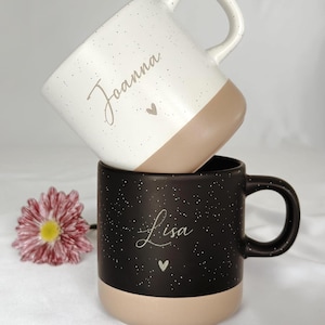 Seitliche Ansicht einer personalisierten Keramiktasse auf Tablett aus Holz. Elegant, schlicht und perfekt als personalisiertes Geschenkset für Freundin oder Familie. Steingut Tasse. Personalisierte Geschenke