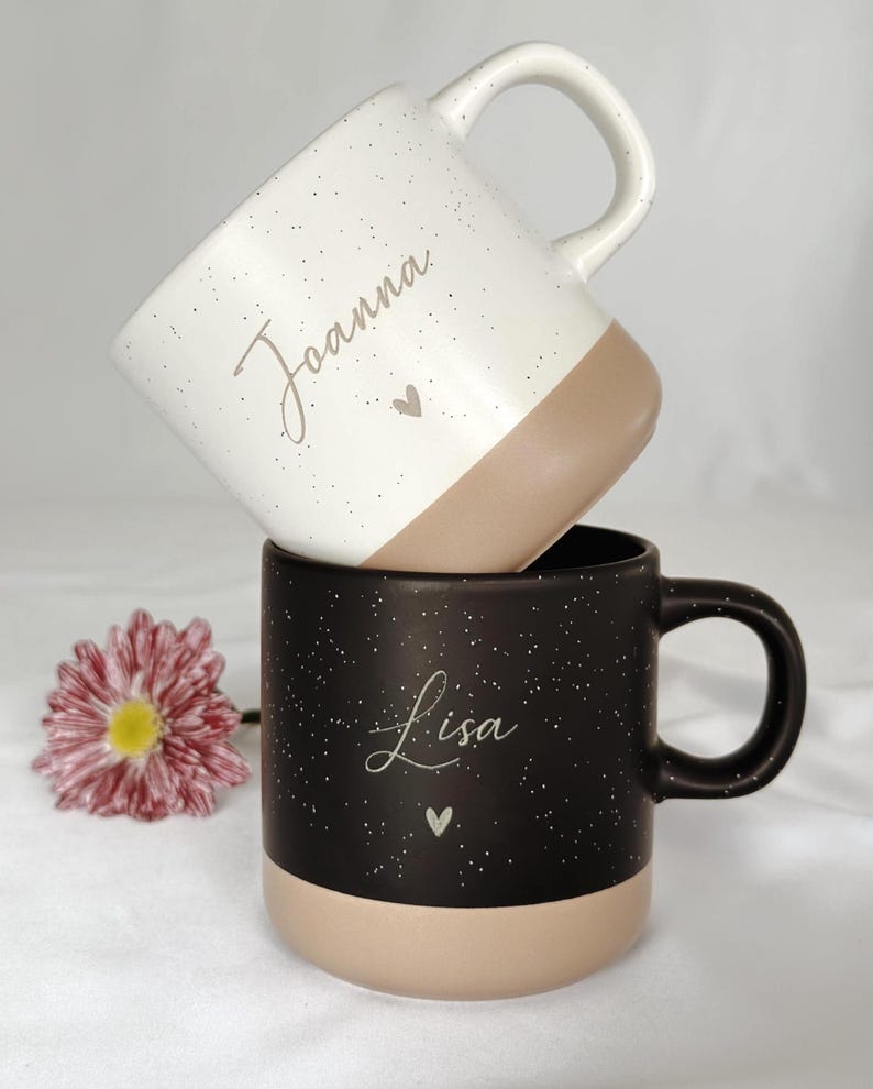 Seitliche Ansicht einer personalisierten Keramiktasse auf Tablett aus Holz. Elegant, schlicht und perfekt als personalisiertes Geschenkset für Freundin oder Familie. Steingut Tasse. Personalisierte Geschenke