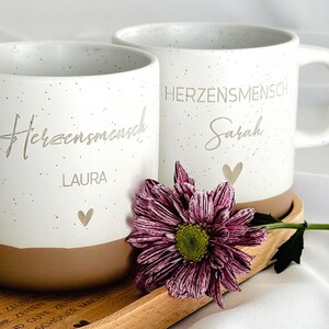 Tasse und Tablett als Set in Geschenkverpackung mit personalisierter Gravur. Perfekt als Mitbringsel zu besonderen Anlässen: Geburtstag, Ostern, Weihnachten oder Nikolaus. Stilvolle Geschenkidee für Freundin, Kollegin oder Bestie. Handgefertigtes Set mit Charakter, ideal für Kaffee- und Teeliebhaber:innen. Einzigartiges, liebevoll gestaltetes Präsent für jeden Anlass. Steingut Tasse . Geschenk für Herzensmensch und Lieblingsmensch