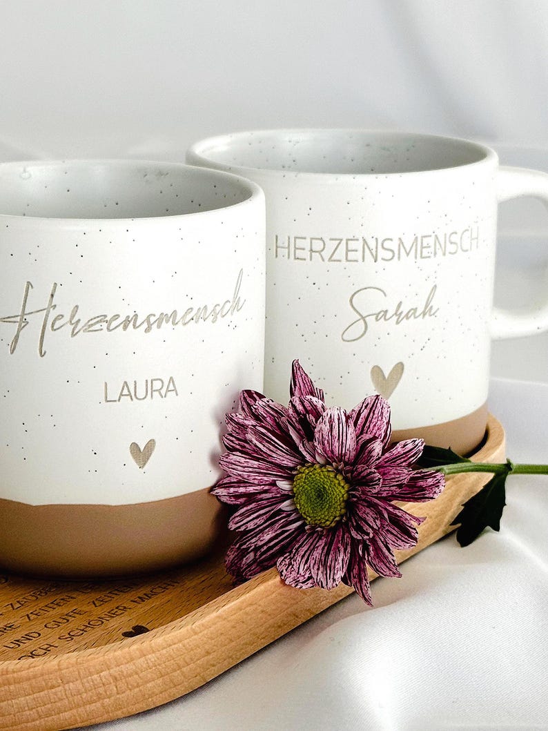 Tasse und Tablett als Set in Geschenkverpackung mit personalisierter Gravur. Perfekt als Mitbringsel zu besonderen Anlässen: Geburtstag, Ostern, Weihnachten oder Nikolaus. Stilvolle Geschenkidee für Freundin, Kollegin oder Bestie. Handgefertigtes Set mit Charakter, ideal für Kaffee- und Teeliebhaber:innen. Einzigartiges, liebevoll gestaltetes Präsent für jeden Anlass. Steingut Tasse . Geschenk für Herzensmensch und Lieblingsmensch