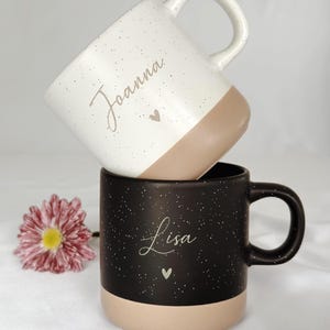 Hochwertige Keramiktasse mit Holztablett aus Buchenholz. Mattes Finish, robust und pflegeleicht. Mikrowellen- und spülmaschinengeeignet. Liebevoll graviert und personalisiert.