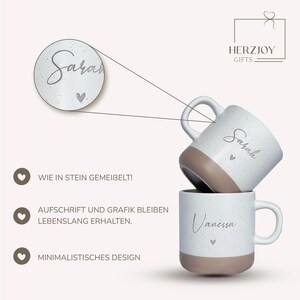 Keramiktasse mit Namensgravur auf Tablett, serviert auf einem gedeckten Frühstückstisch. Passend für den Alltag oder als besonderes Geschenk zu Feierlichkeiten. Für Familie, Freund:innen oder Kolleg:innen. Beige Tasse mit natürlichem Look, kombiniert mit geöltem Holztablett – personalisiert, langlebig, stilvoll und funktional. Kleine Geste mit großer Wirkung. Steingut Tasse. Personalisierte Geschenke