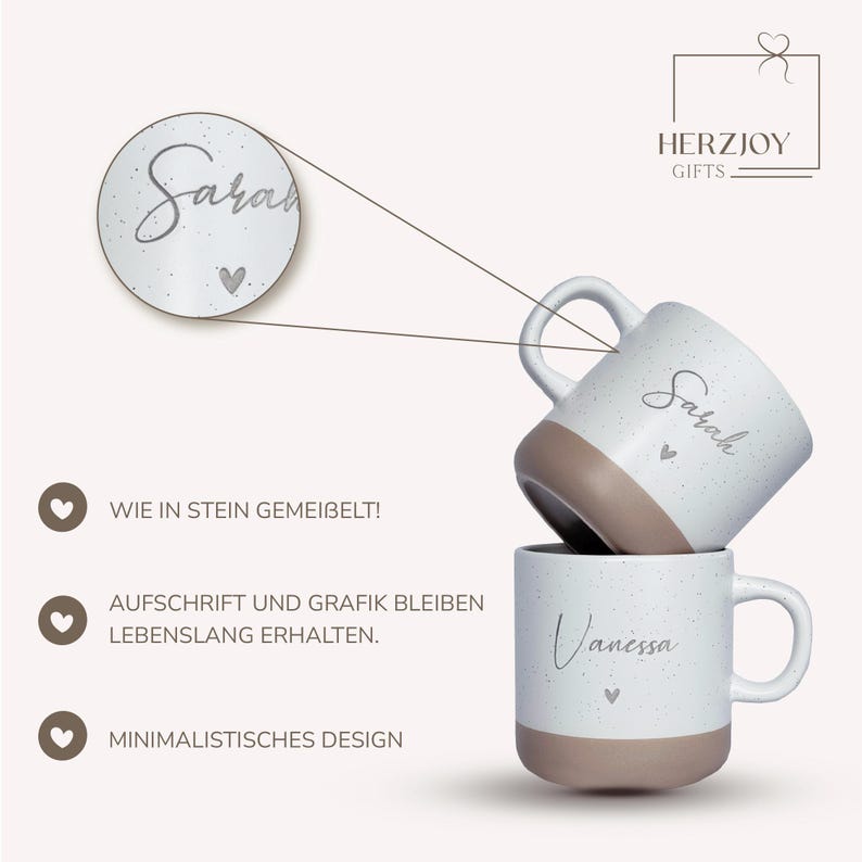 Keramiktasse mit Namensgravur auf Tablett, serviert auf einem gedeckten Frühstückstisch. Passend für den Alltag oder als besonderes Geschenk zu Feierlichkeiten. Für Familie, Freund:innen oder Kolleg:innen. Beige Tasse mit natürlichem Look, kombiniert mit geöltem Holztablett – personalisiert, langlebig, stilvoll und funktional. Kleine Geste mit großer Wirkung. Steingut Tasse. Personalisierte Geschenke