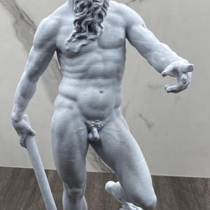 Puede incluir: Estatua gris de una figura masculina musculosa con barba larga, sosteniendo un bast&oacute;n. La estatua est&aacute; sobre una base esculpida con una cara. La figura desnuda tiene una superficie detallada y texturizada.