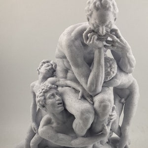 Puede incluir: Una escultura en 3D impresa en blanco de un hombre sentado con dos figuras que trepan sobre él. El hombre está sentado con la barbilla apoyada en la mano, y las figuras trepan por sus piernas y su espalda. La escultura es detallada y realista, con textura y detalles visibles.