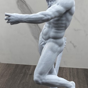 Puede incluir: Estatua gris claro de una figura masculina musculosa con barba larga y cabello rizado. La estatua est&aacute; sobre una base con un rostro esculpido. El brazo de la figura est&aacute; extendido y la estatua est&aacute; detallada con musculatura visible.