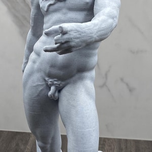 Puede incluir: Estatua gris claro de una figura masculina musculosa con barba larga y cabello rizado. La estatua est&aacute; en una pose din&aacute;mica, con una pierna doblada y la otra descansando sobre una cabeza esculpida. La mano de la figura est&aacute; extendida.
