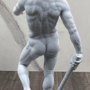 Puede incluir: Estatua gris de una figura musculosa, vista desde atr&aacute;s, sosteniendo un garrote y de pie sobre un le&oacute;n. La estatua tiene musculatura detallada y cabello rizado. La figura mide unos 30 cm de altura.