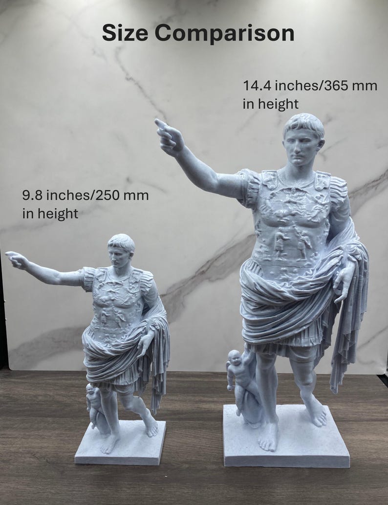 Puede incluir: Comparaci&oacute;n de tama&ntilde;o de dos estatuas grises de un emperador romano. Una estatua mide 250 mm de altura, la otra 365 mm. Las estatuas est&aacute;n sobre bases cuadradas y presentan detalles de vestimenta. El texto "Size Comparison" est&aacute; arriba.