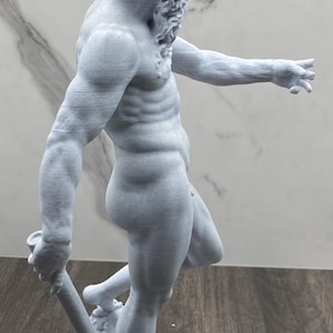 Puede incluir: Estatua gris claro de una figura masculina musculosa, posiblemente un dios o h&eacute;roe cl&aacute;sico. La estatua est&aacute; desnuda, sosteniendo un bast&oacute;n y de pie sobre una base texturizada. La figura tiene cabello rizado y barba.