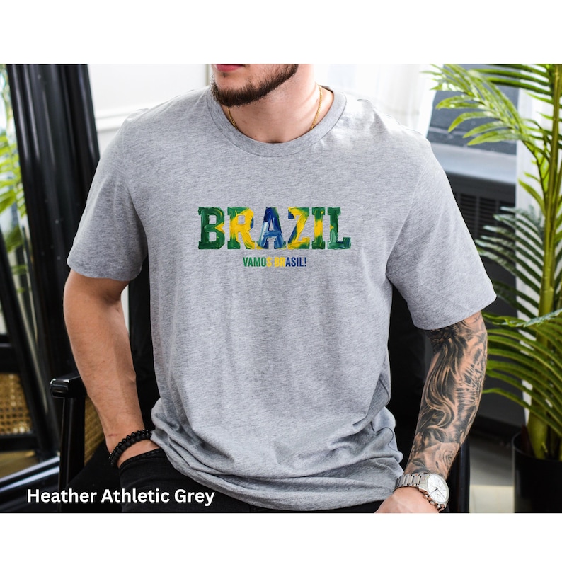 以下が含まれることがあります： 黒い持ち手と「But First, Coffee」のテキストが黒い太字で書かれた白いセラミックマグ。マグカップはぼやけた背景に置かれており、居心地の良い環境を示唆しています。