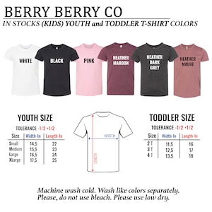 以下が含まれることがあります： 白、黒、ピンク、ヘザーマルーン、ヘザーダークグレー、ヘザーモーヴなど、さまざまな色の子供と幼児用Tシャツの画像。 幅と長さの測定値がcmで表示された、子供と幼児のサイズチャートが含まれています。