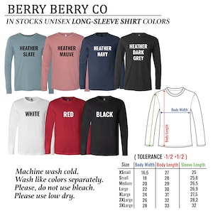 以下が含まれることがあります： さまざまな色の長袖シャツの画像。ヘザー スレート、モーヴ、ネイビー、ダークグレー、白、赤、黒。画像には「BERRY BERRY CO」と「IN STOCKS UNISEX LONG-SLEEVE SHIRT COLORS」という文字が書かれています。サイズチャートも含まれています。