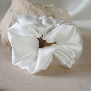 Selbstgenähter Braut Scrunchie aus Satin in ivory Satin