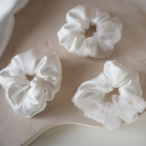 Selbstgenähter Braut Scrunchie aus Satin in ivory