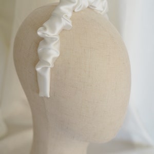 Selbstgenähter Scrunchie Ruffle Braut Haarreif aus Satin ivory Bild 8