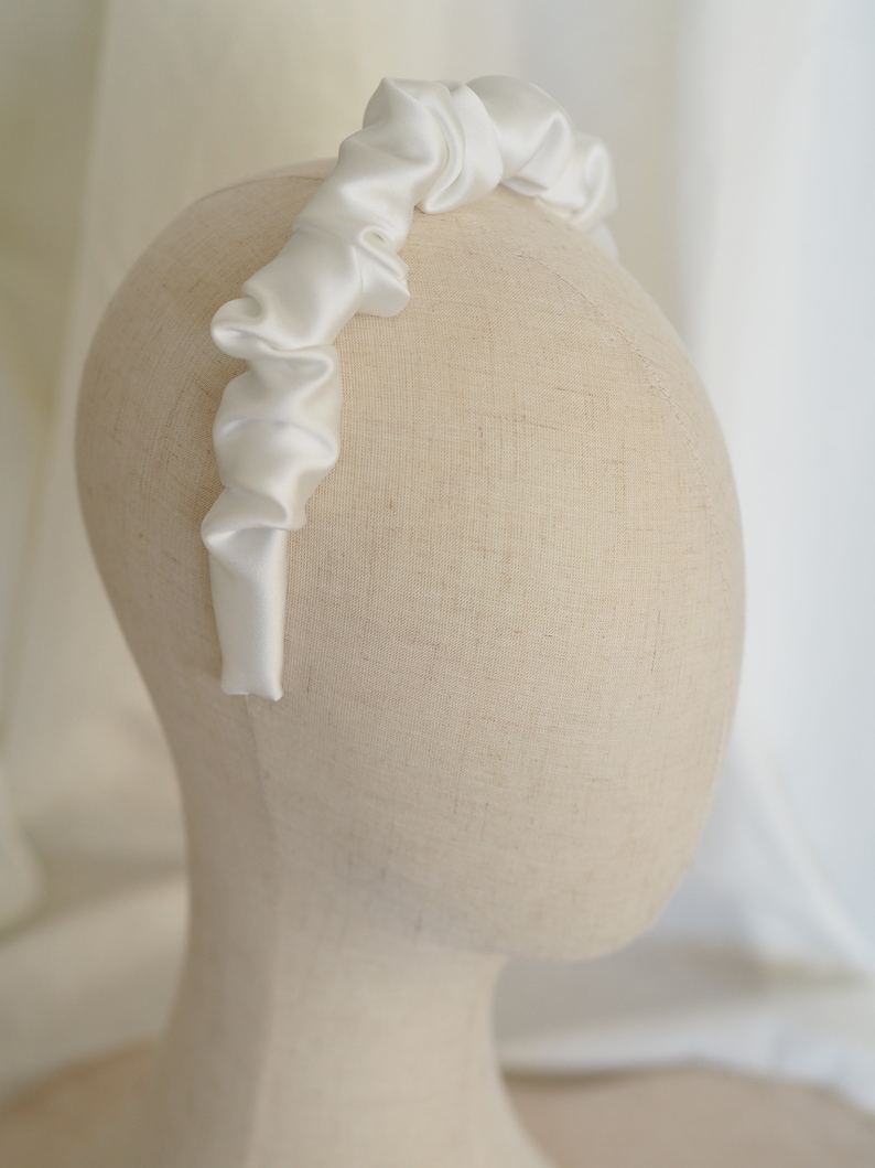 Selbstgenähter Scrunchie Ruffle Braut Haarreif aus Satin ivory Bild 8