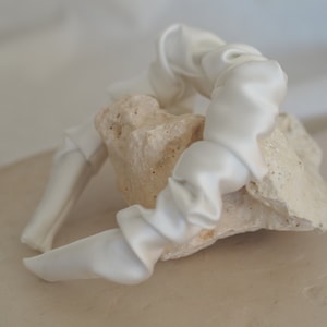 Selbstgenähter Scrunchie Ruffle Braut Haarreif aus Satin ivory Bild 6