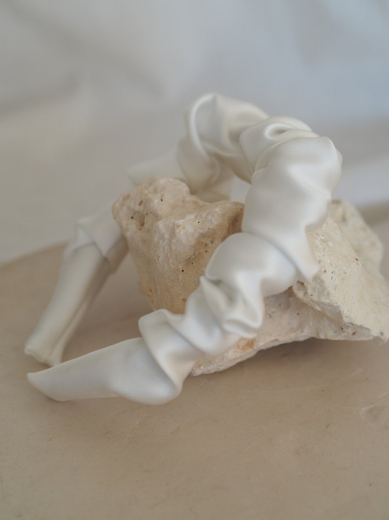 Selbstgenähter Scrunchie Ruffle Braut Haarreif aus Satin ivory Bild 6