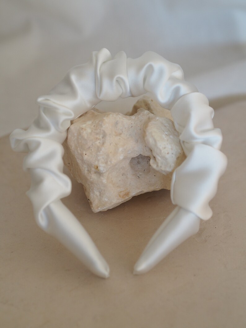 Selbstgenähter Scrunchie Ruffle Braut Haarreif aus Satin ivory Bild 7