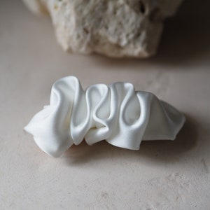 Scrunchie Haarspange in ivory Satin Brautschmuck & Kommunionschmuck Bild 5