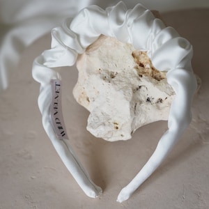 Selbstgenähter Scrunchie Ruffle Braut Haarreif aus Satin ivory Bild 10