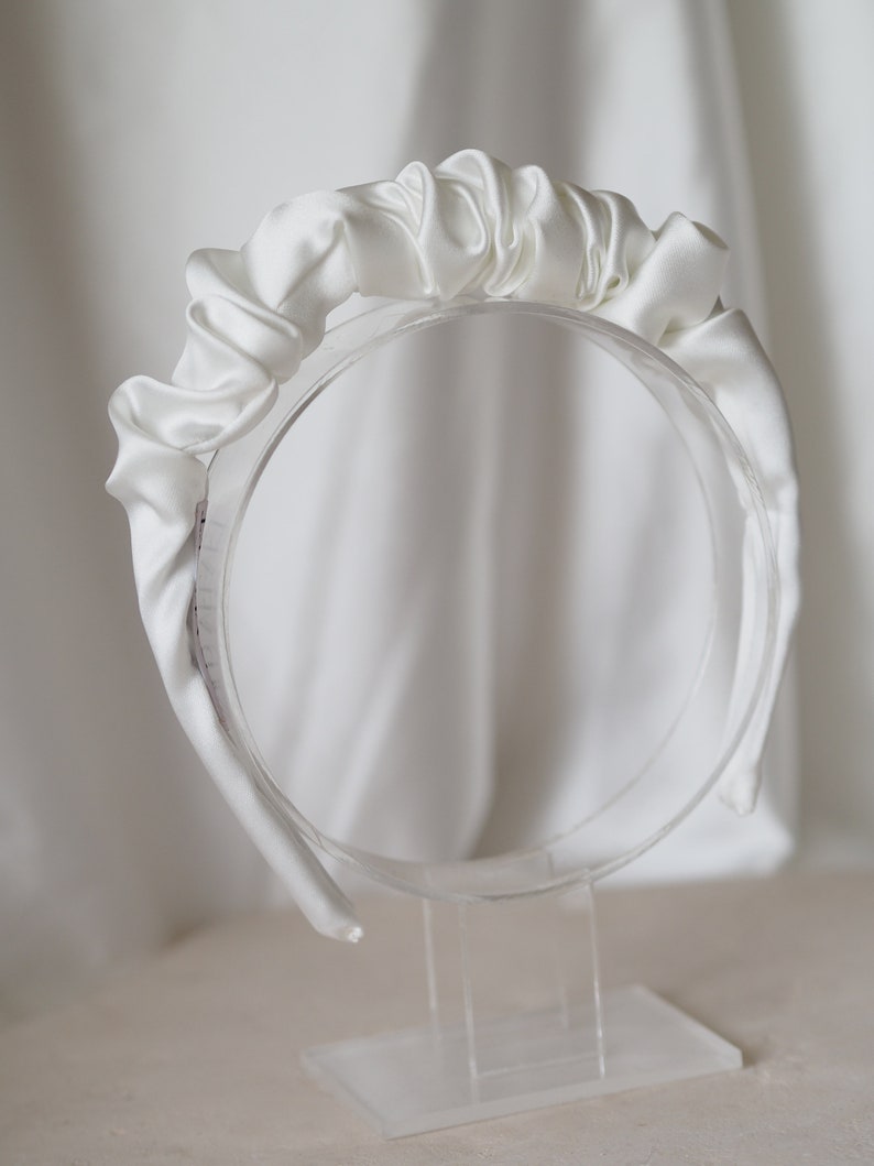 Selbstgenähter Scrunchie Ruffle Braut Haarreif aus Satin ivory Bild 4