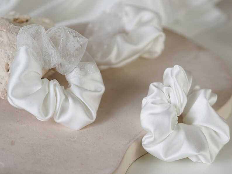 Selbstgenähter Braut Scrunchie aus Satin in ivory Bild 5