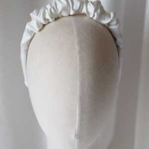 Selbstgenähter Scrunchie Ruffle Braut Haarreif aus Satin ivory Bild 2