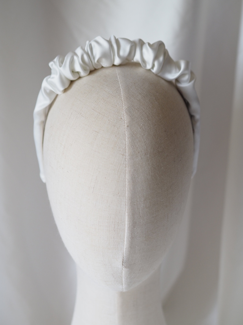 Selbstgenähter Scrunchie Ruffle Braut Haarreif aus Satin ivory Bild 2