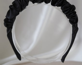 Selbstgenähter Scrunchie Ruffle Haarreif aus Kunstleder