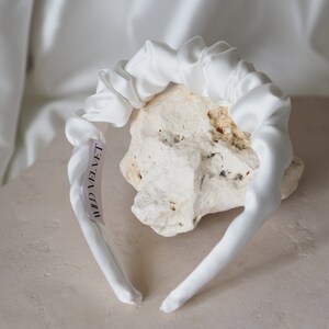 Selbstgenähter Scrunchie Ruffle Braut Haarreif aus Satin ivory Bild 1