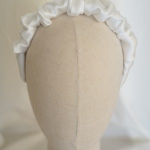 Selbstgenähter Scrunchie Ruffle Braut Haarreif aus Satin ivory Bild 9