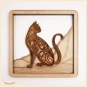 Puede incluir: Una pieza de arte de pared de madera con un dise&ntilde;o detallado e intrincado de un gato con un patr&oacute;n de remolino. El gato est&aacute; sentado en una superficie de madera con un fondo texturizado.