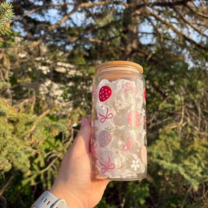 Strawberry and Daisies Glass Cup| Summer Tumbler | Berries Iced Coffee Glass| Red Strawberries| Vday Cup| Gift For Her| Fruity Glass Tumbler