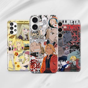 Puede incluir: Tres fundas para teléfono con diseños de personajes de estilo anime. Las fundas presentan varios personajes en diferentes poses y escenarios, con elementos de texto y una mezcla de colores que incluyen amarillo, rojo y negro. Las fundas son para diferentes modelos de teléfono.