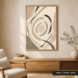 Peut inclure: Une impression d'art mural verticale encadrée présentant des coups de pinceau abstraits dans des tons beige, vert sauge et brun foncé sur fond crème. L'œuvre affiche des lignes circulaires et fluides. Une étiquette noire indique DIGITAL / 5 RATIOS / 300 DPI.