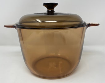 Vision France 3.5 Liter Stew Pot with Pyrex Lid. Brown glass with Tab Handles. Excellent vintage condition free of cracks or chips.
