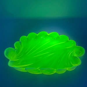 Rare Vintage Duncan Miller Sanabel Large Vaseline Opalescent Glass Platter. Preowned.